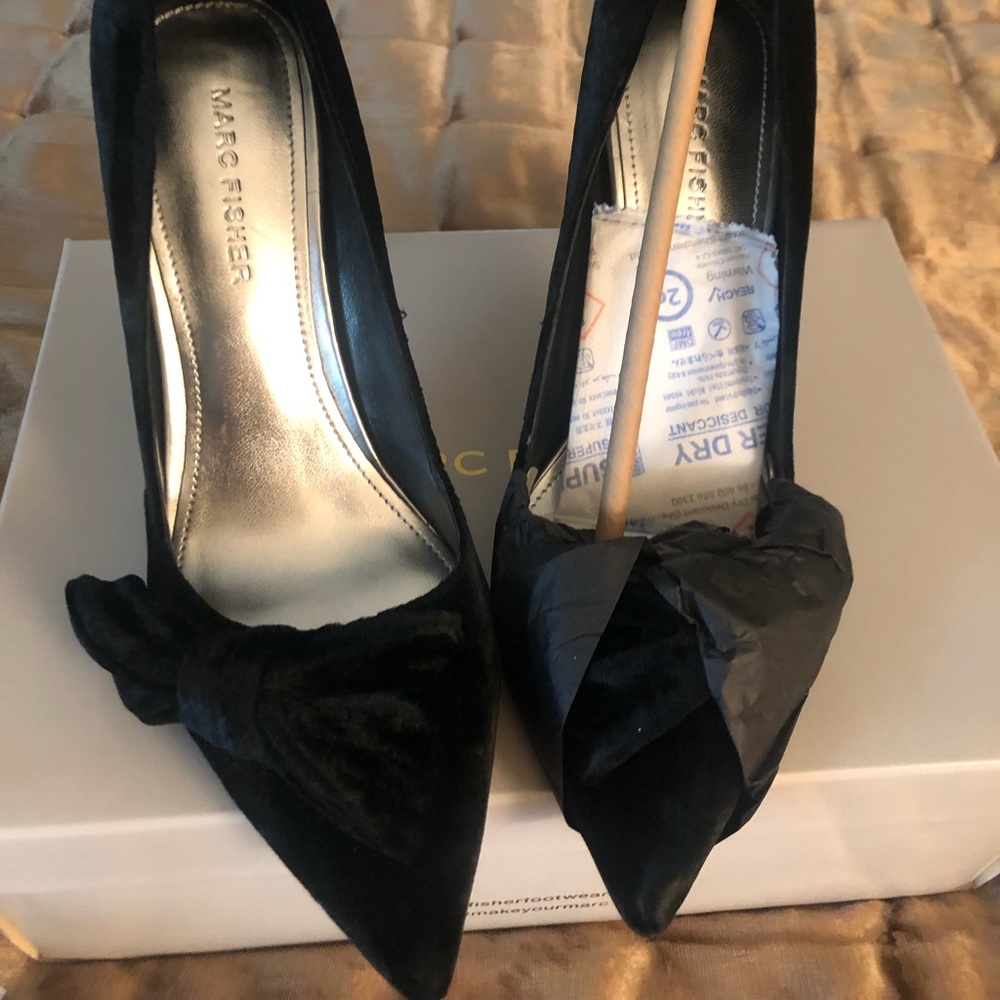 New with box. Marc Fisher velvet pump- bow detail